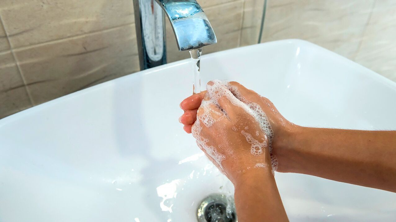Cea mai simplă regulă pentru prevenirea helmintiazei este să vă spălați întotdeauna mâinile cu apă și săpun. 