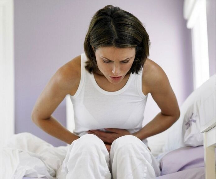 O femeie este îngrijorată de simptomele leziunilor helmintice