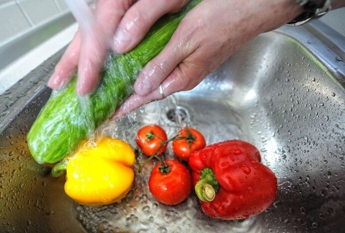 Pentru a preveni infecția cu paraziți, este necesar să spălați legumele înainte de a mânca. 
